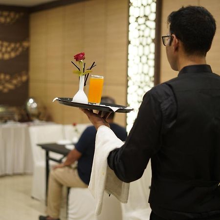 Hotel Emirates コルカタ エクステリア 写真