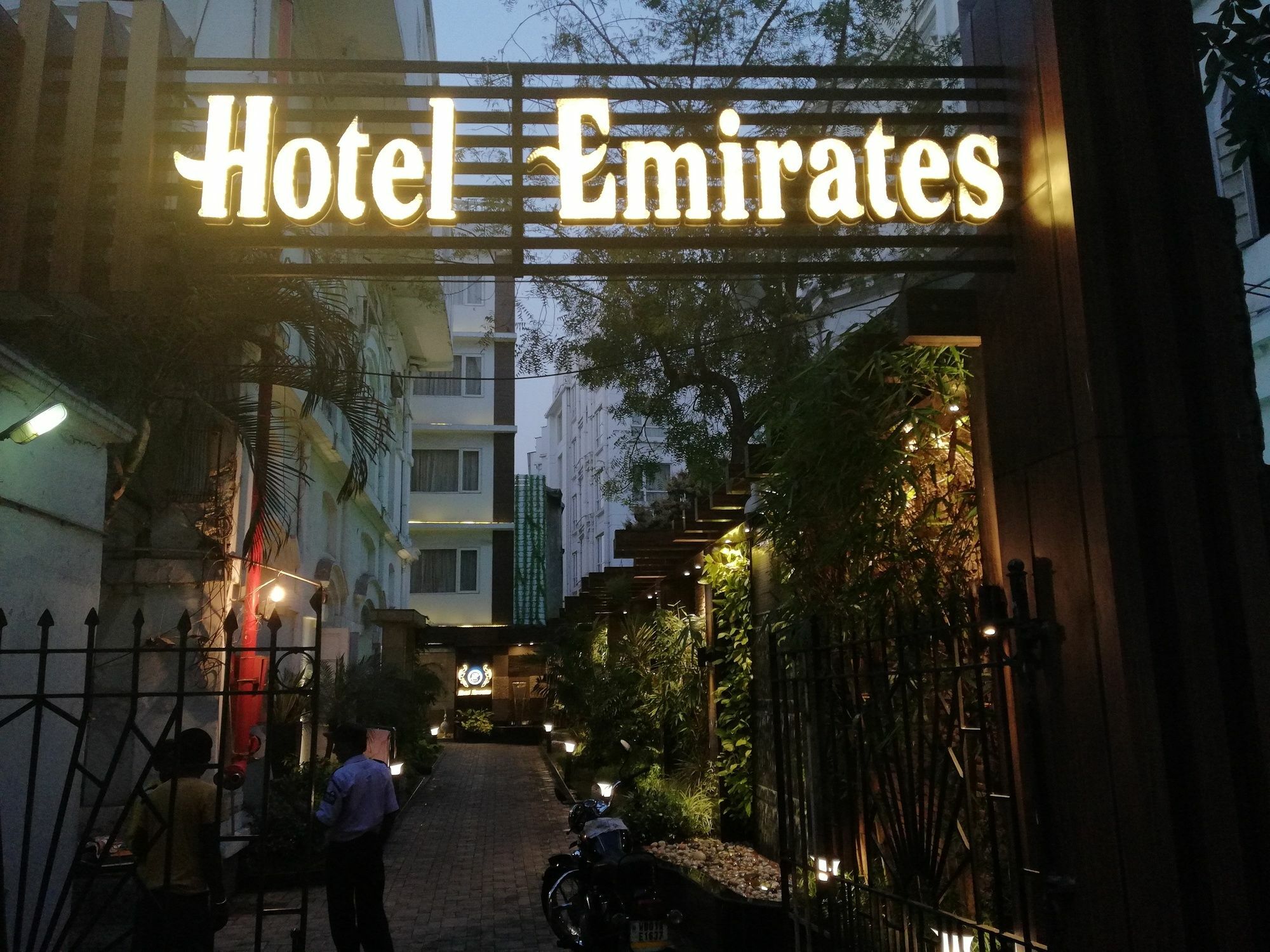 Hotel Emirates コルカタ エクステリア 写真